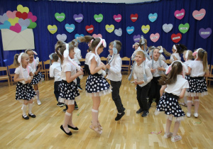 przedszkolaki tańczą taniec króliczków